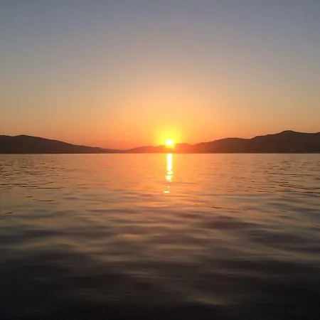 特罗吉尔马里纳旅舍