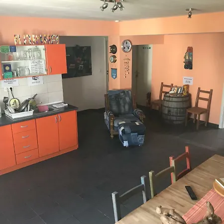 特罗吉尔马里纳旅舍 *