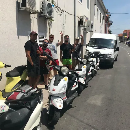 特罗吉尔马里纳旅舍