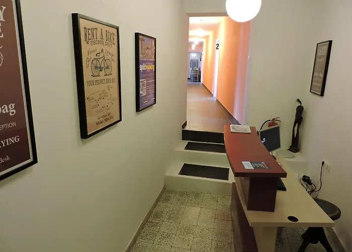 特罗吉尔马里纳旅舍 *