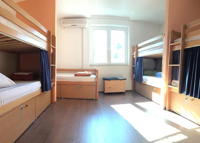 特罗吉尔马里纳旅舍 旅馆 特罗吉尔