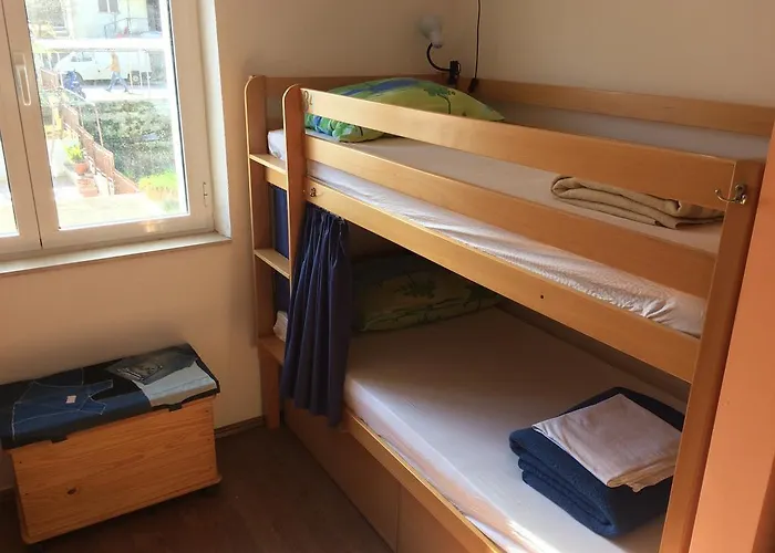 特罗吉尔马里纳旅舍 旅馆