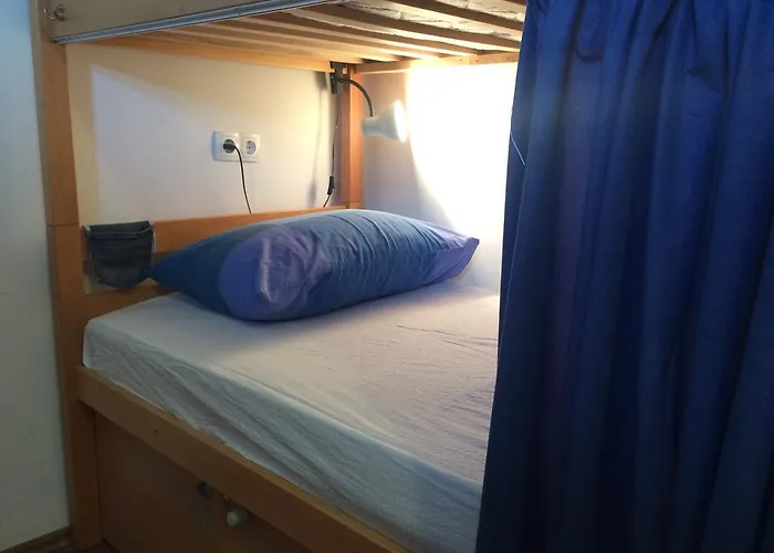 特罗吉尔马里纳旅舍