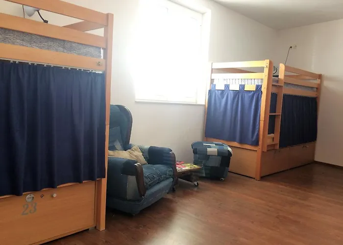 特罗吉尔马里纳旅舍 *