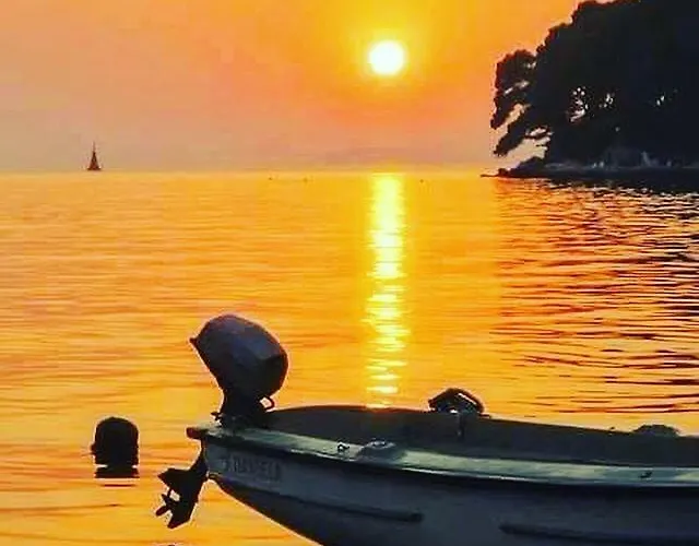 特罗吉尔马里纳旅舍