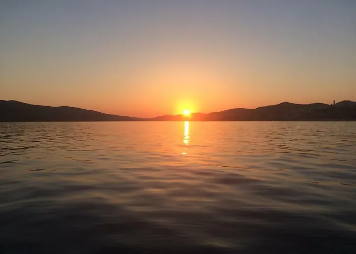 特罗吉尔马里纳旅舍