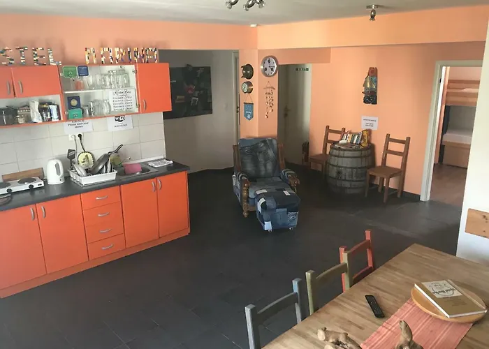 特罗吉尔马里纳旅舍 *