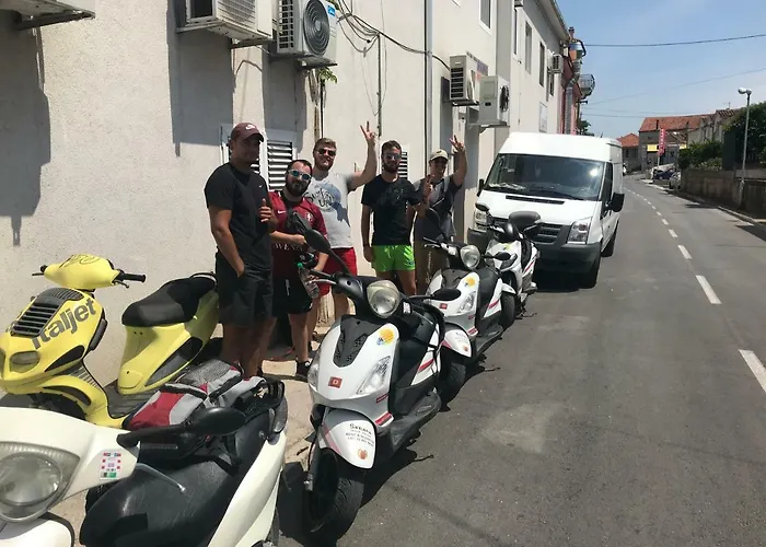 特罗吉尔马里纳旅舍