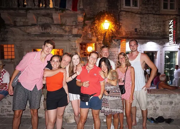 特罗吉尔马里纳旅舍 旅馆